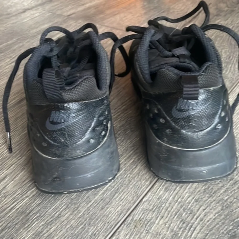Nike shoes air youth size 5 or women’s size 6.5